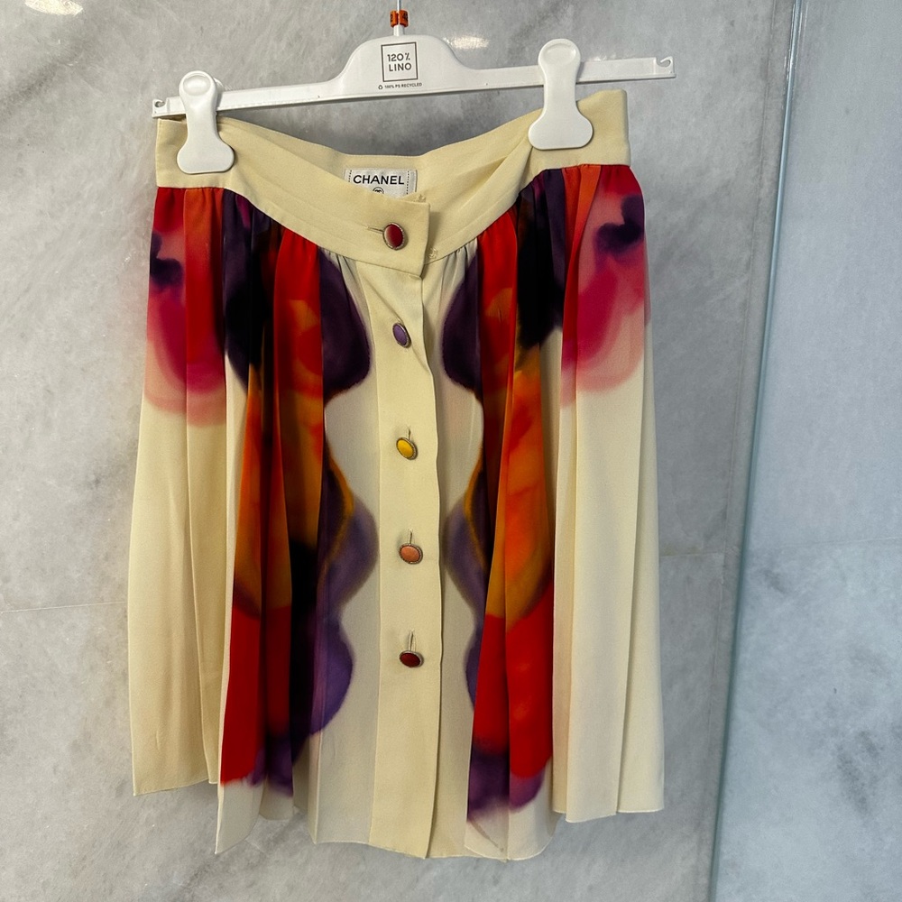 CHANEL Cream and Red Pleated A-Line Skirt